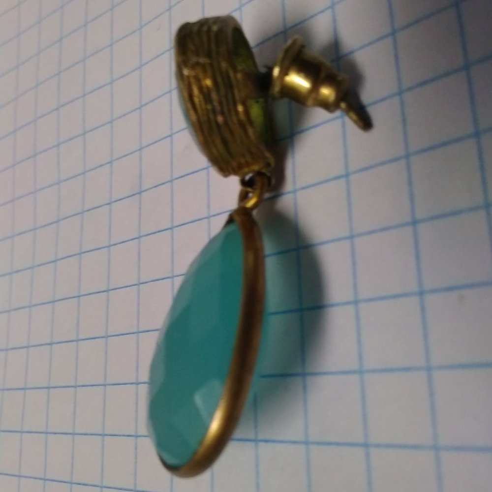 A pair of earrings - Picture 3 of 3